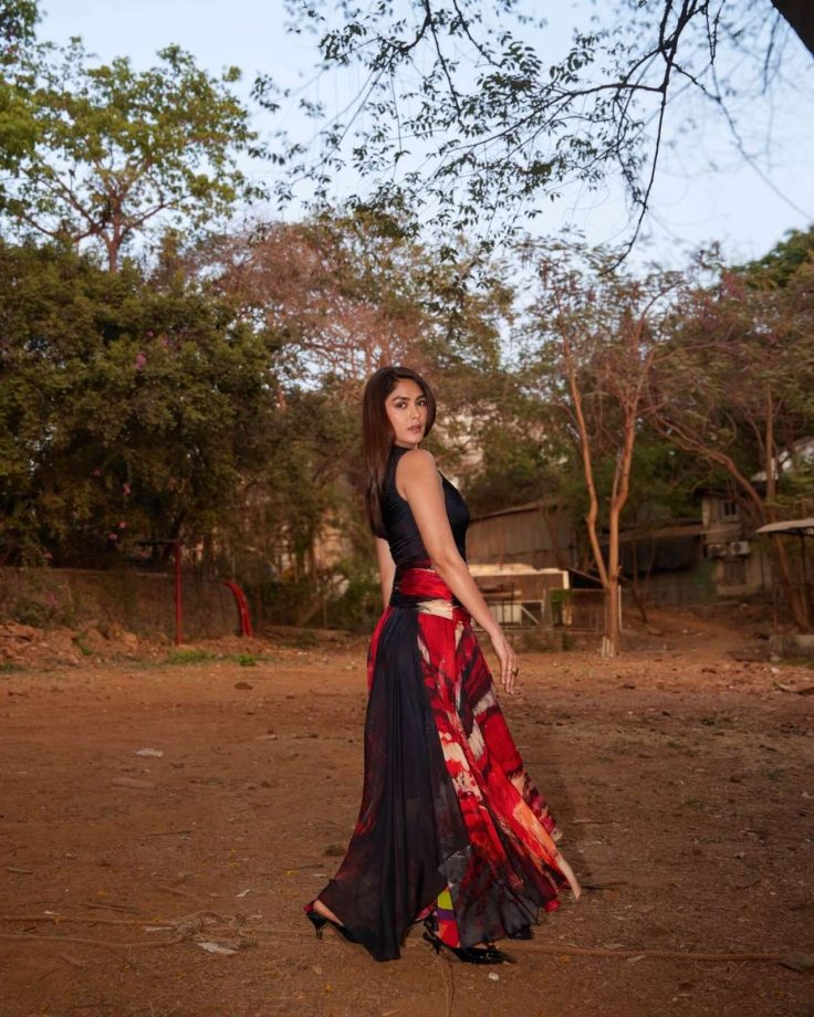 Mrunal Thakur Turns Heads in Bold One-Shoulder Look for Dacoit Promotions 992625