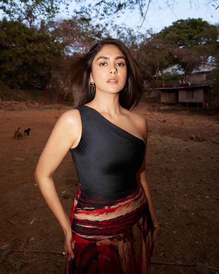 Mrunal Thakur Turns Heads in Bold One-Shoulder Look for Dacoit Promotions 992616