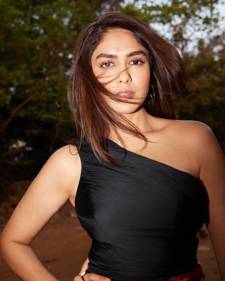 Mrunal Thakur Turns Heads in Bold One-Shoulder Look for Dacoit Promotions 992617