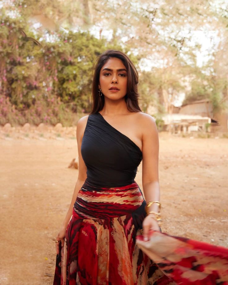 Mrunal Thakur Turns Heads in Bold One-Shoulder Look for Dacoit Promotions 992623
