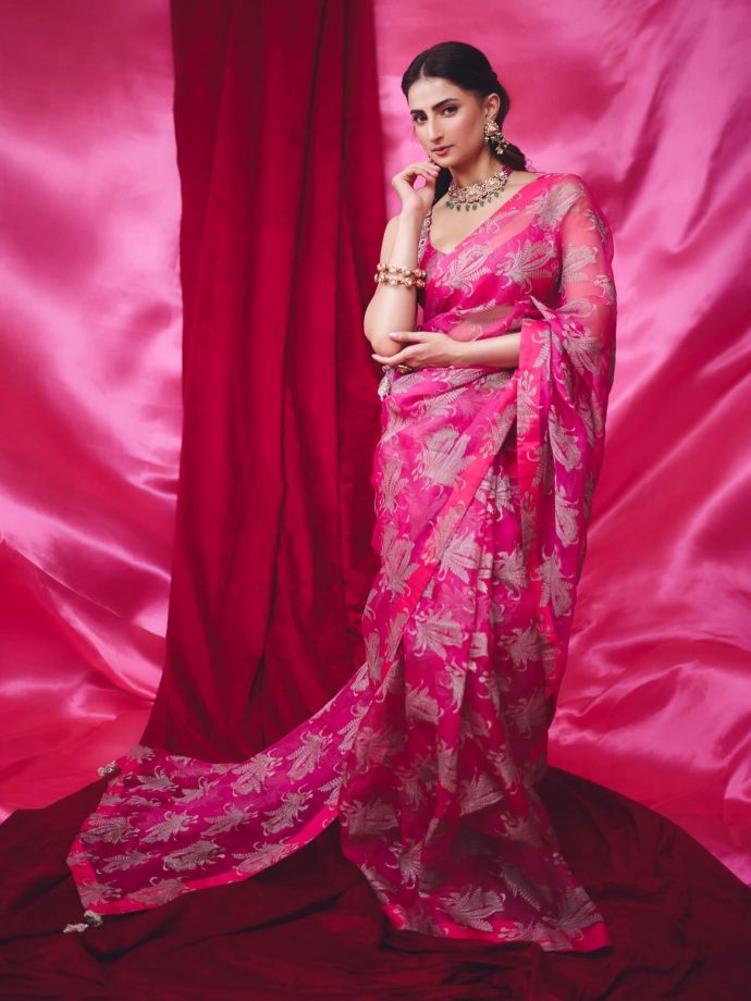 Palak Tiwari Looks Elegant In A Bright Pink Saree With Traditional Jewellery 990790