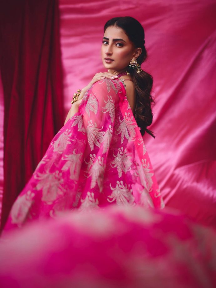 Palak Tiwari Looks Elegant In A Bright Pink Saree With Traditional Jewellery 990791