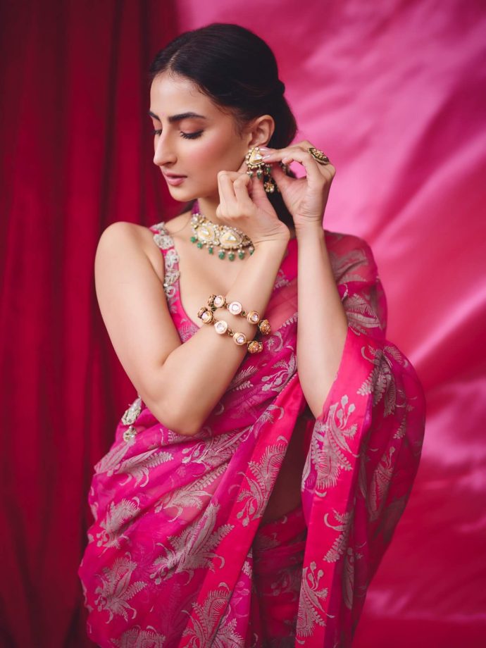 Palak Tiwari Looks Elegant In A Bright Pink Saree With Traditional Jewellery 990792