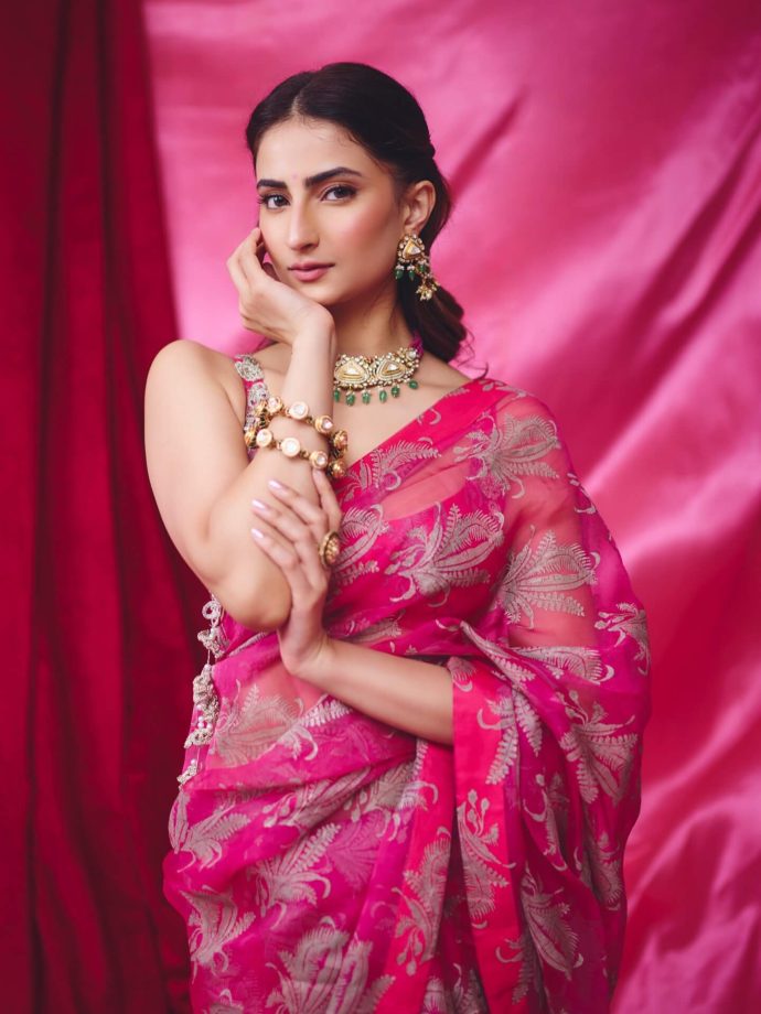 Palak Tiwari Looks Elegant In A Bright Pink Saree With Traditional Jewellery 990793