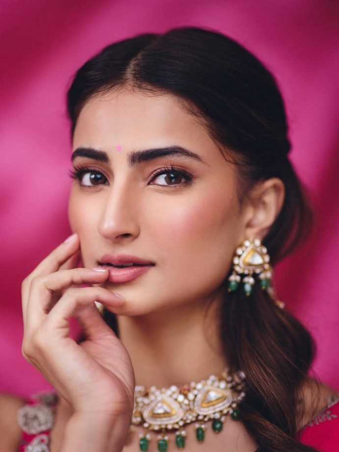 Palak Tiwari Looks Elegant In A Bright Pink Saree With Traditional Jewellery 990789