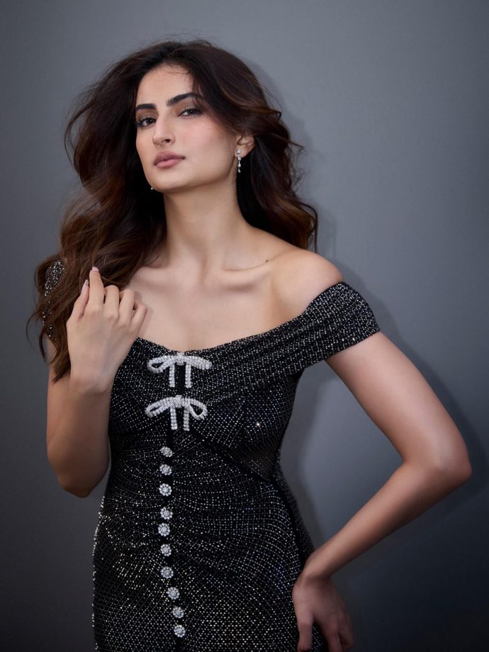 Palak Tiwari Stuns in Sleek Off-Shoulder Gown with Effortless Glam 992630