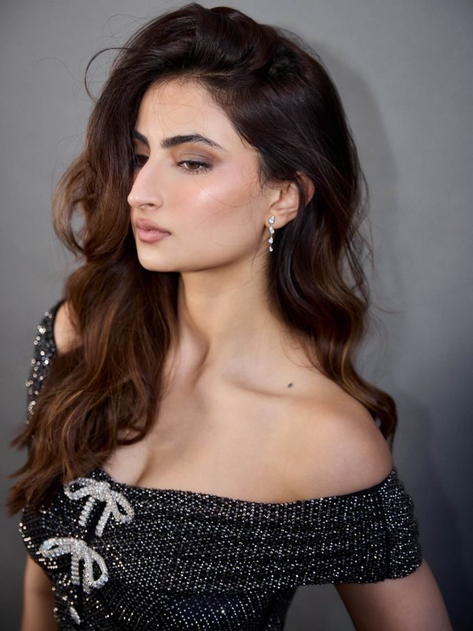 Palak Tiwari Stuns in Sleek Off-Shoulder Gown with Effortless Glam 992631