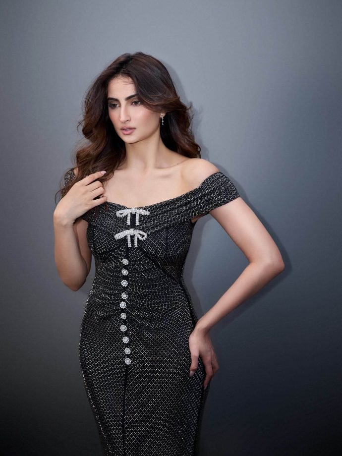 Palak Tiwari Stuns in Sleek Off-Shoulder Gown with Effortless Glam 992637