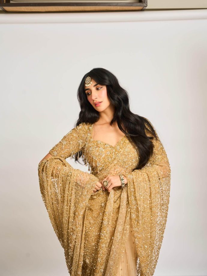 Parul Gulati Shines in a Gold Saree and Keeps It Simple Yet Stunning 992608