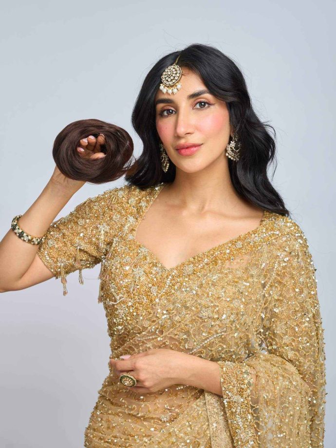 Parul Gulati Shines in a Gold Saree and Keeps It Simple Yet Stunning 992611