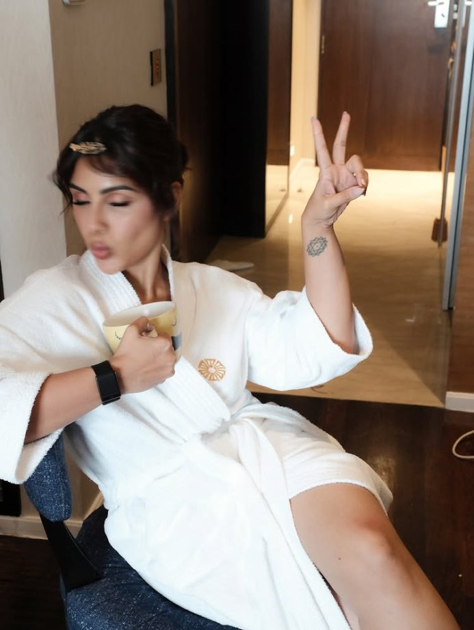 [Photos] Samyuktha Menon's Unseen Bathrobe Moments Go Viral As She Keeps It Cool Before Glam Time 991542