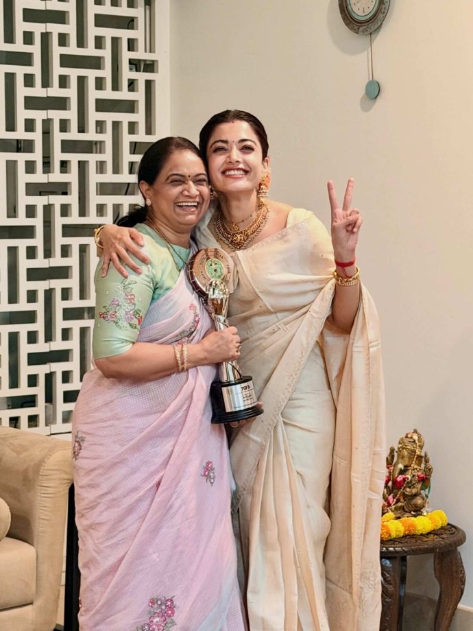 Rashmika Mandanna Radiates New Bride Glow In Ivory Saree, Mangalsutra & Sindoor Steal The Spotlight 991664