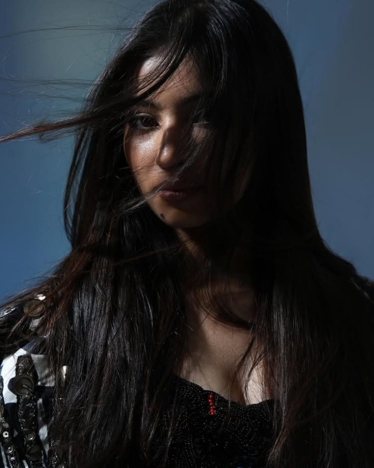 Sara Arjun Brings Style Game Strong in Anamika Khanna for Dhurandhar Promotions 991529