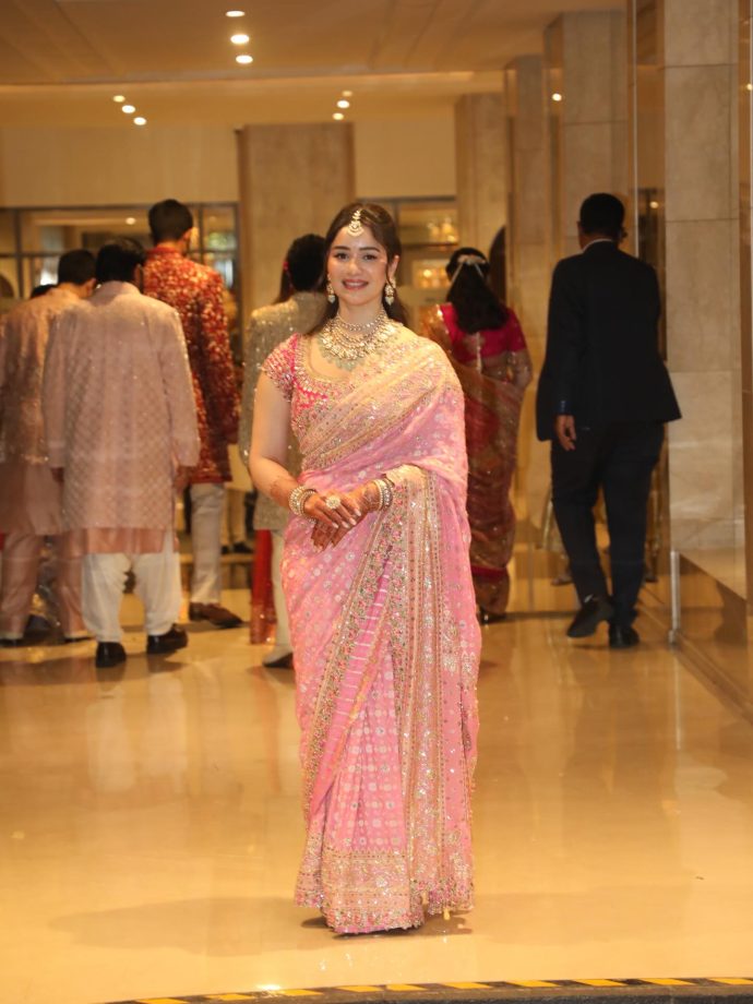 Sara Tendulkar Looks Beautiful in Pink Saree at Brother Arjun Tendulkar’s Wedding 989640