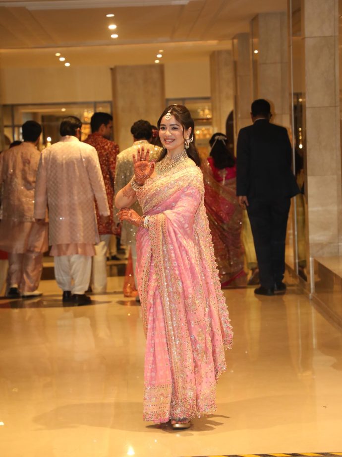 Sara Tendulkar Looks Beautiful in Pink Saree at Brother Arjun Tendulkar’s Wedding 989638