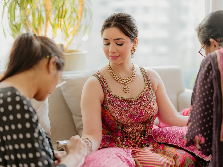 Sara Tendulkar Stuns In Saree Look, Embraces Maharashtrian Vibes With Classic Nath 991357