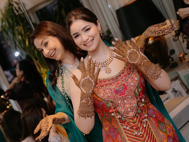 Sara Tendulkar Stuns In Saree Look, Embraces Maharashtrian Vibes With Classic Nath 991359