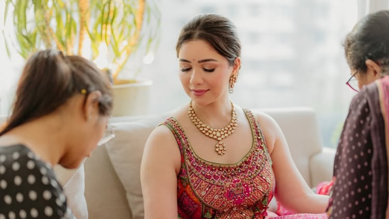 Sara Tendulkar Stuns In Saree Look, Embraces Maharashtrian Vibes With Classic Nath 991360