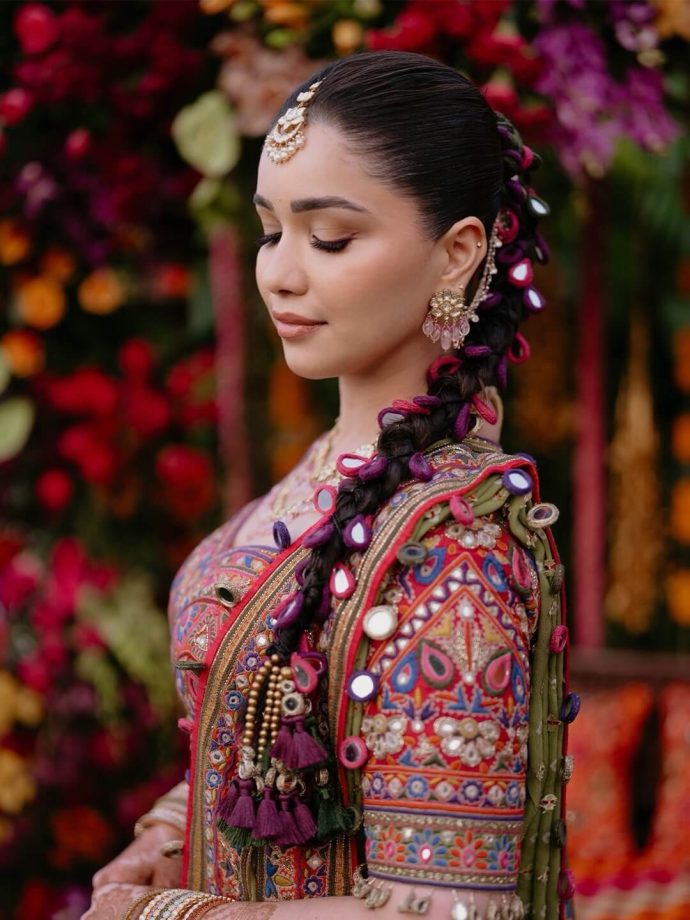 Sara Tendulkar’s Vibrant Mehendi Look: A Colourful Lehenga, Braided Hair, And A Heartwarming Family Moment 990706