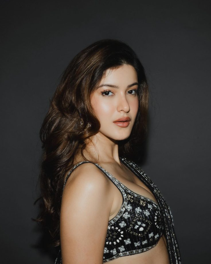 Shanaya Kapoor Flaunts Curves In Black Embellished Saree With Bralette Blouse [Photos] 992177