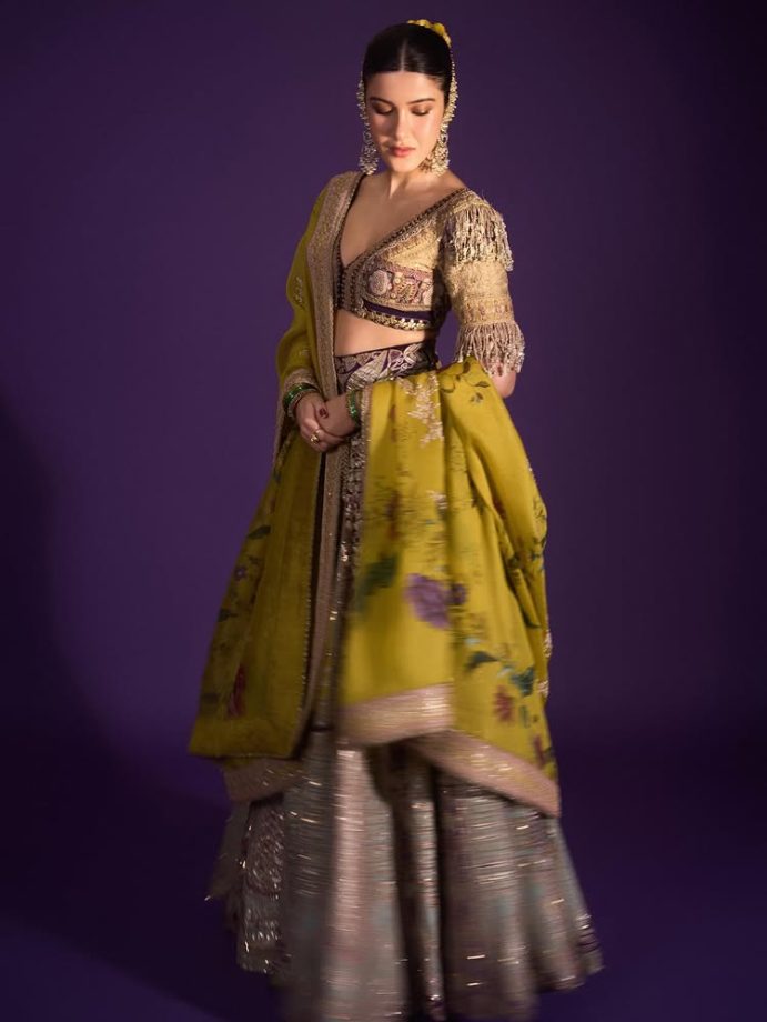 Shanaya Kapoor Glows In Festive Anamika Khanna Lehenga Look 990481