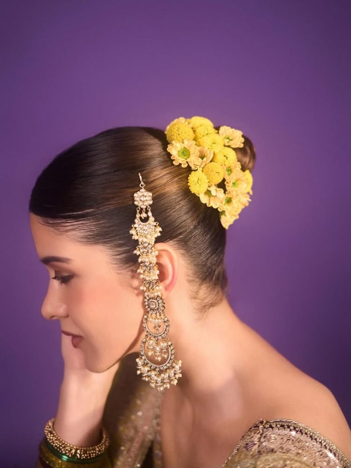 Shanaya Kapoor Glows In Festive Anamika Khanna Lehenga Look 990483