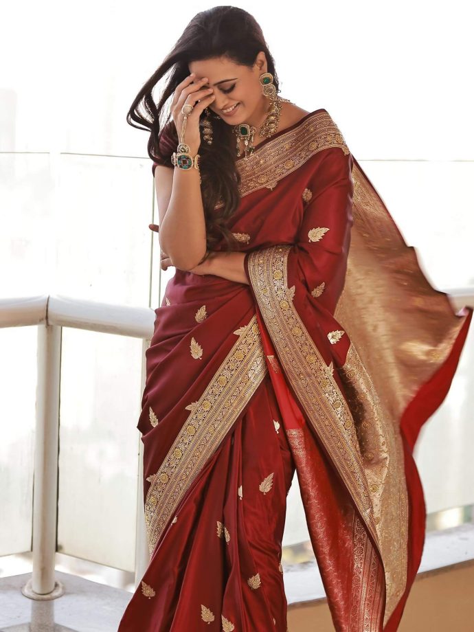 Shweta Tiwari Channels Royal Grandeur In Maroon Banarasi Saree With Backless Blouse - See Pics 991980