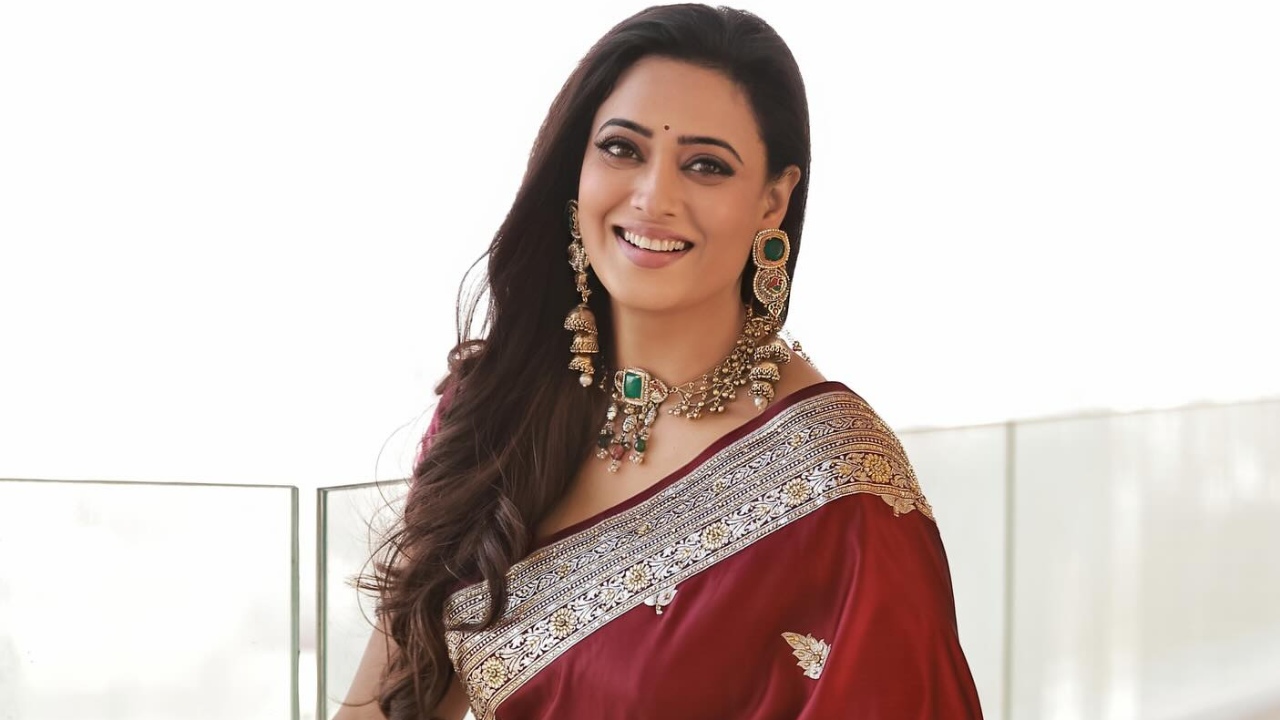 Shweta Tiwari Channels Royal Grandeur In Maroon Banarasi Saree With Backless Blouse - See Pics 991982