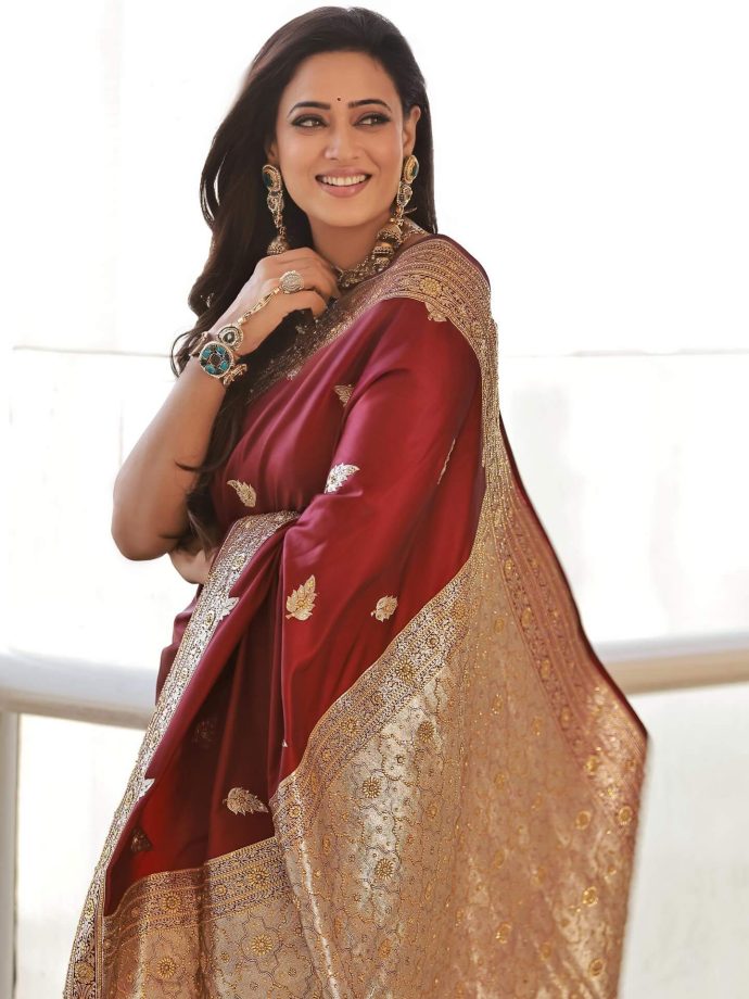Shweta Tiwari Channels Royal Grandeur In Maroon Banarasi Saree With Backless Blouse - See Pics 991978