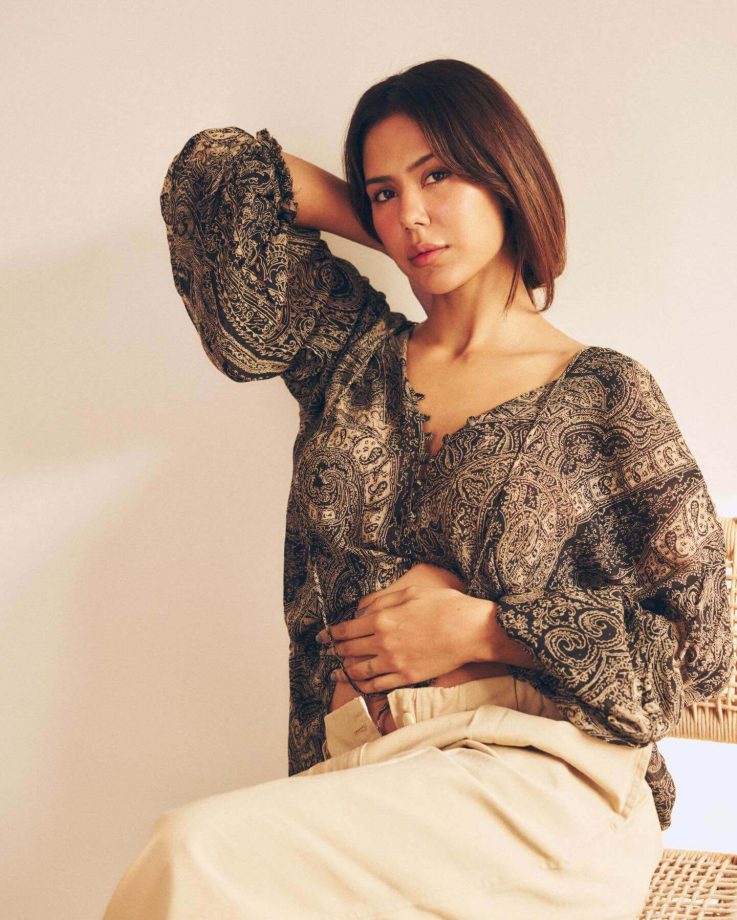 Sonam Bajwa keeps it soft and stylish in earthy tones 992519
