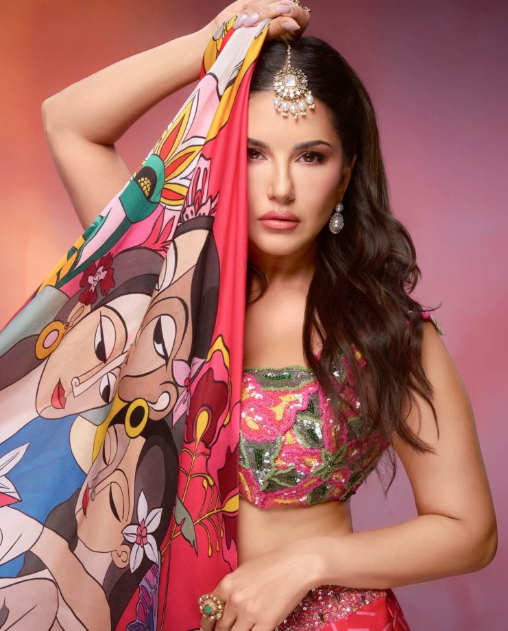 Sunny Leone brings bold glam in a vibrant saree look 992582