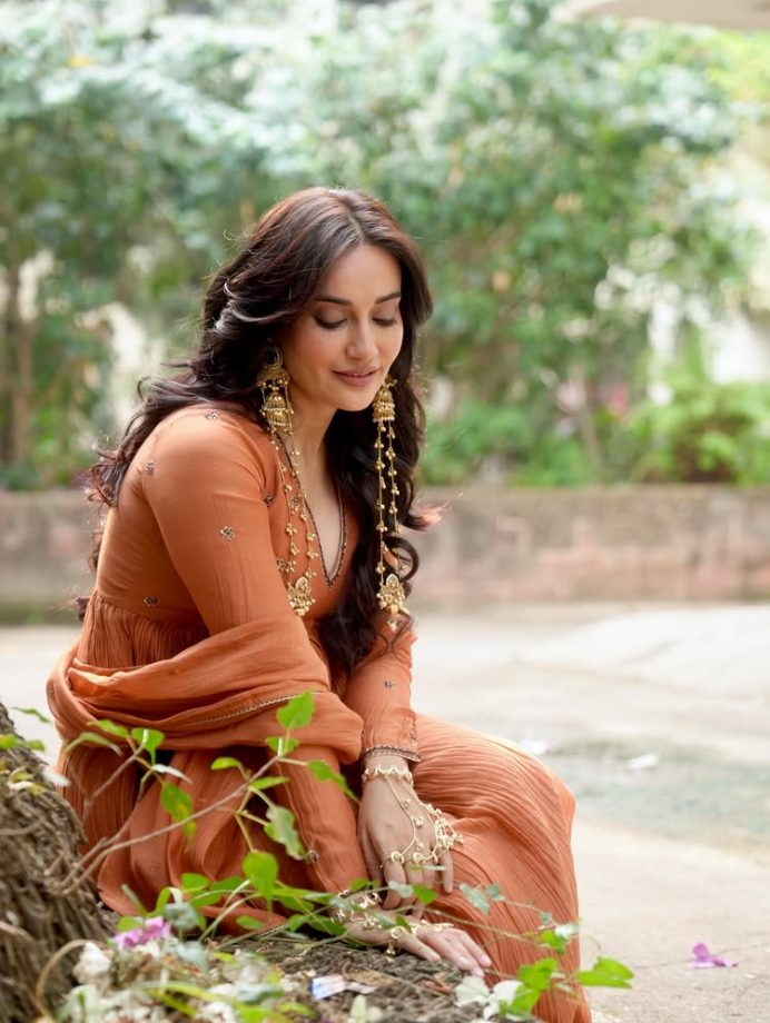 Surbhi Jyoti Keeps It Soft and Beautiful in an Easy Orange Ethnic Look 991860