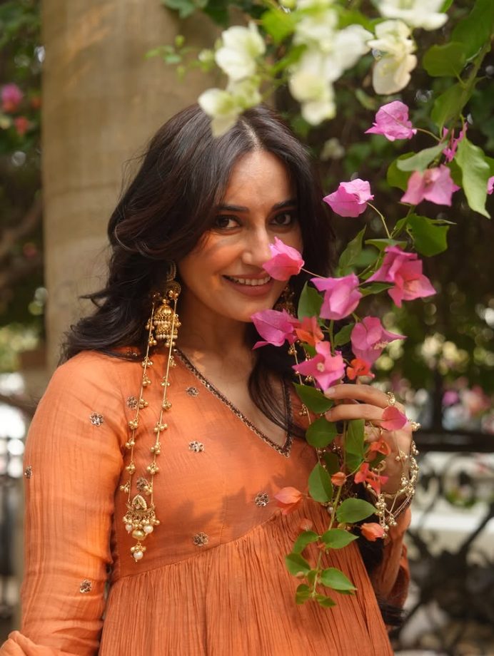 Surbhi Jyoti Keeps It Soft and Beautiful in an Easy Orange Ethnic Look 991861