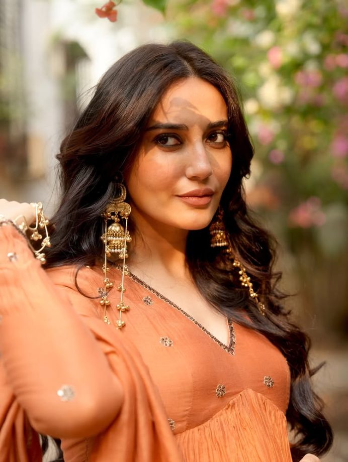 Surbhi Jyoti Keeps It Soft and Beautiful in an Easy Orange Ethnic Look 991864