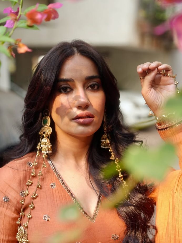 Surbhi Jyoti Keeps It Soft and Beautiful in an Easy Orange Ethnic Look 991859
