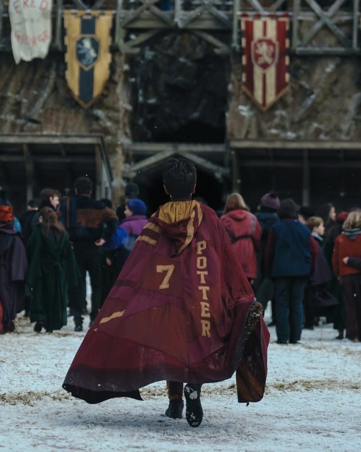 Wizadry Knocks Again! Harry Potter Arrives In Cloak No 7—First Look From HBO’s Series Adaptation 992217