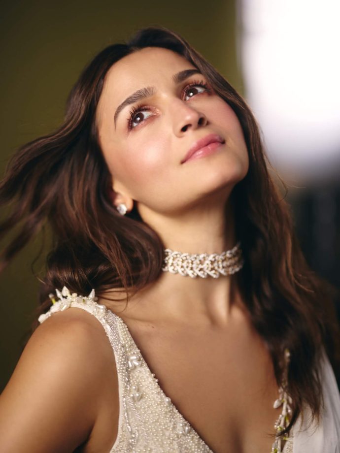 Alia Bhatt Keeps It Classy in Silk Saree at an awards show 993485