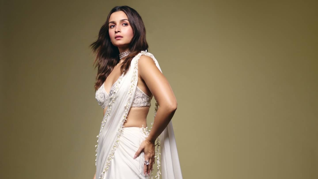 Alia Bhatt Keeps It Classy in Silk Saree at an awards show 993486