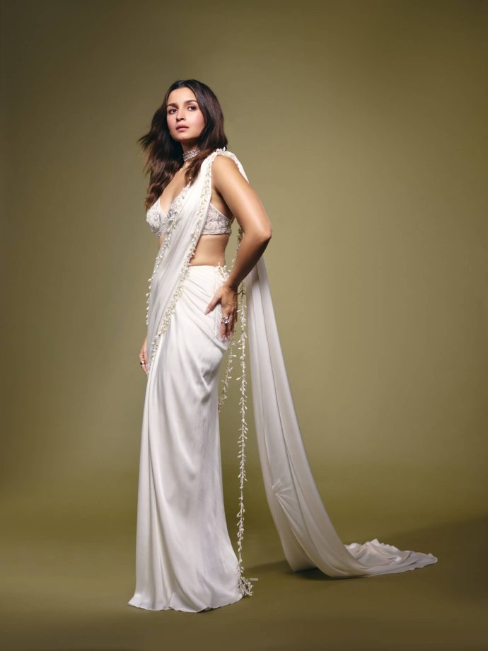 Alia Bhatt Keeps It Classy in Silk Saree at an awards show 993482