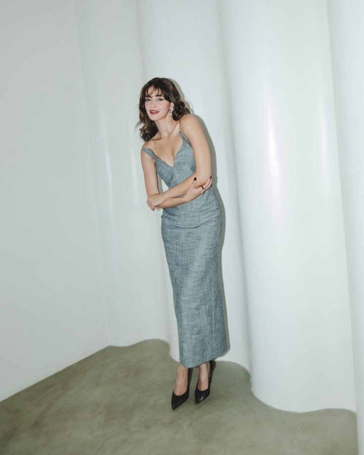 Ananya Panday Keeps It Sharp And Chic In A Sculpted Grey Dress 993905