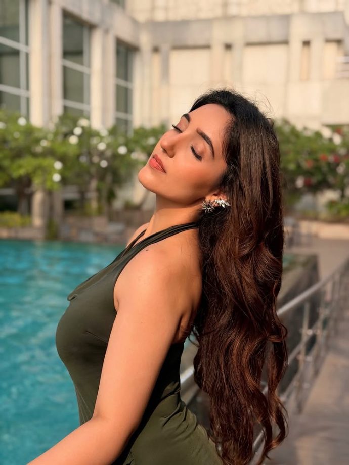 Ashnoor Kaur Brings Easy Glam in a Sleek Black Mini Dress by the Pool 994753