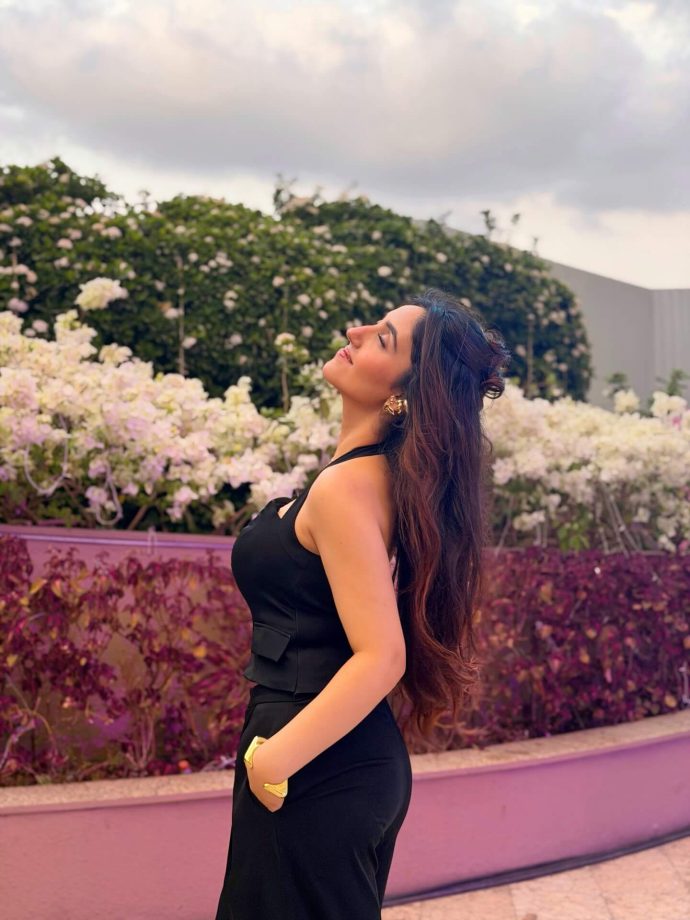 Ashnoor Kaur Owns Power Dressing In A Sleek All-Black Look 993898