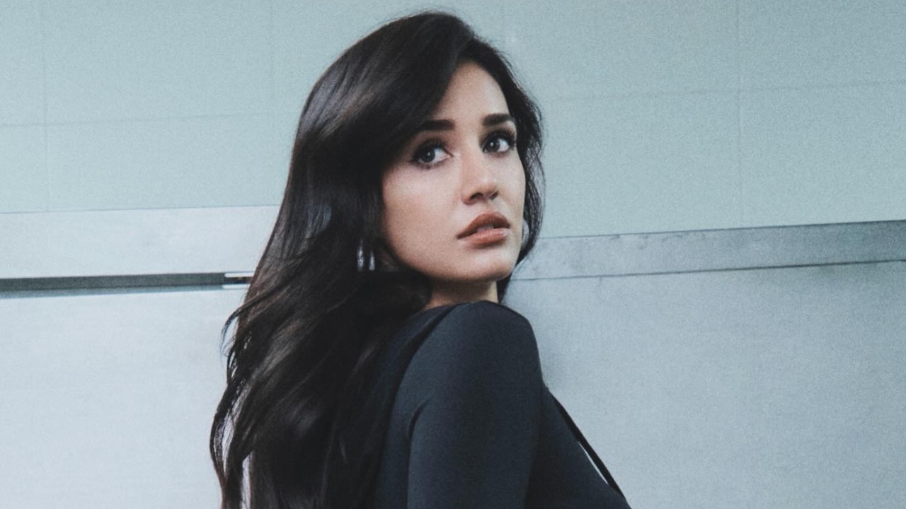 Disha Patani keeps it bold and sporty in a statement black co-ord set 993503