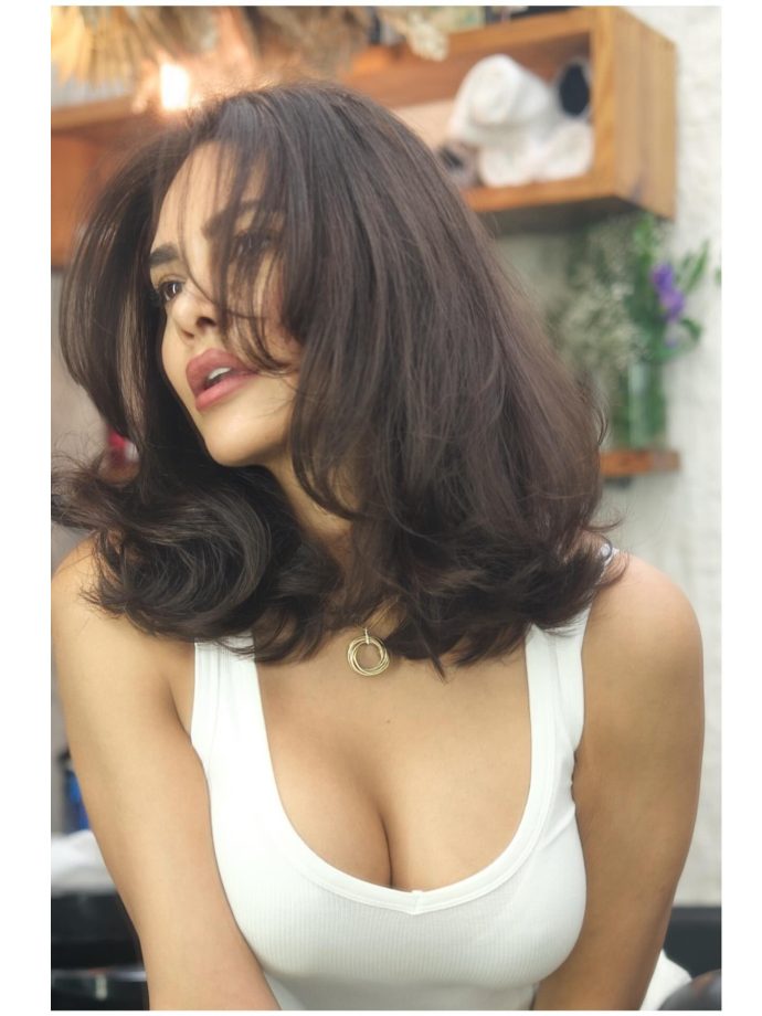 Esha Gupta embraces a fresh short haircut and sets major summer hair goals 993549