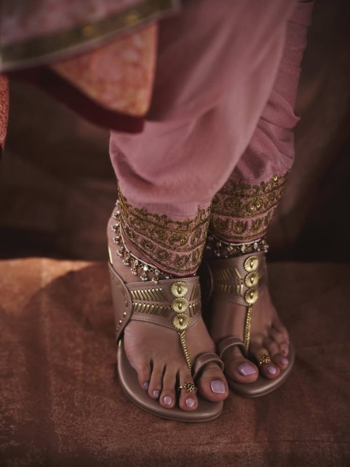 Genelia Deshmukh brings grace in a pink Nauvari saree at Raja Shivaji trailer launch 994982