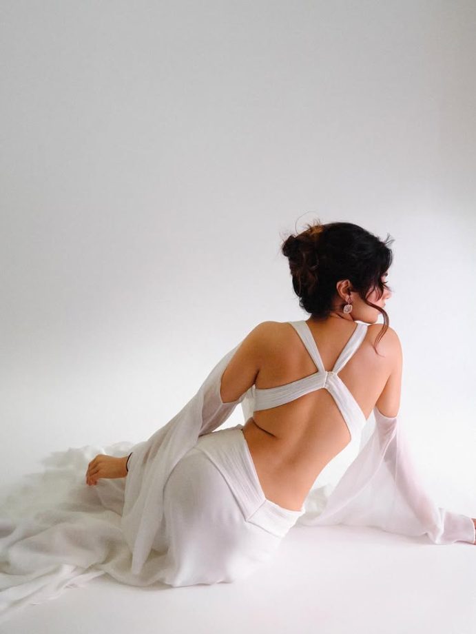 Janhvi Kapoor keeps it soft and stunning in an all-white, dreamy look 994700