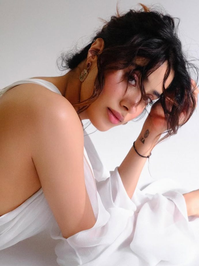Janhvi Kapoor keeps it soft and stunning in an all-white, dreamy look 994698