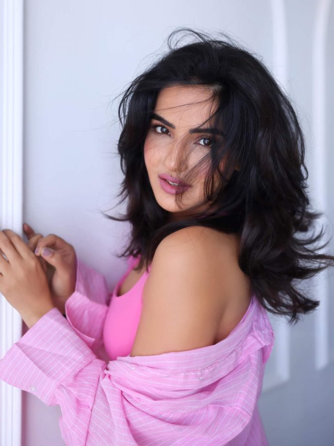 Jasmin Bhasin stuns in a hot-pink athleisure look; Aly Goni calls her ‘ooh pretty.’ 994630