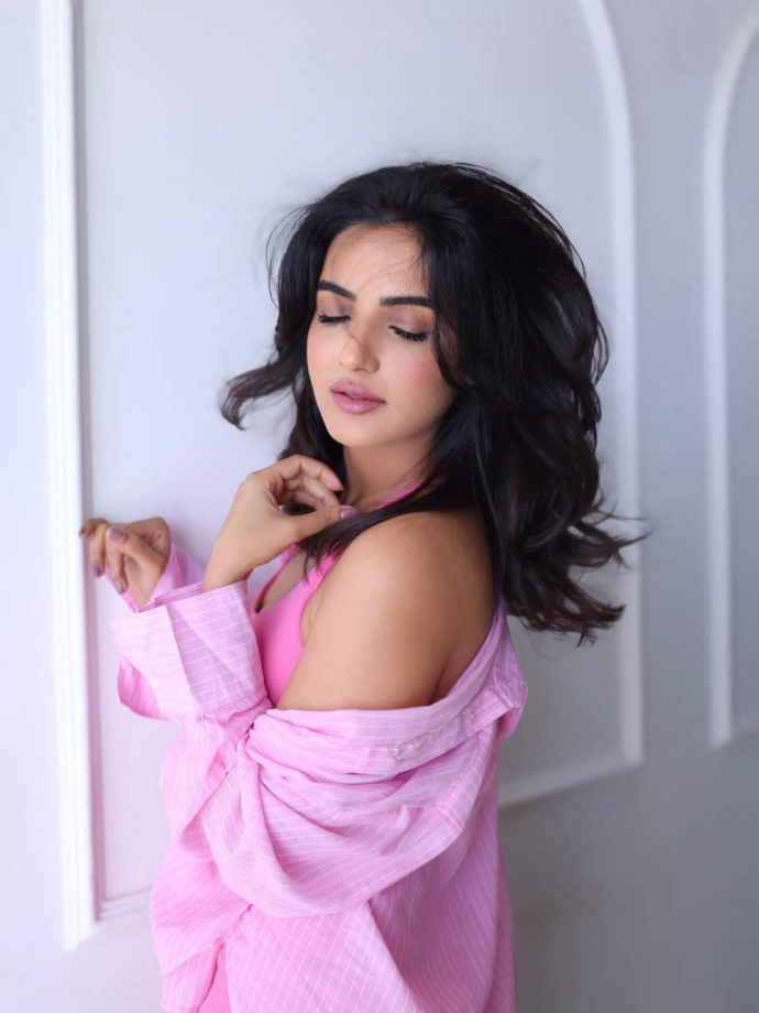 Jasmin Bhasin stuns in a hot-pink athleisure look; Aly Goni calls her ‘ooh pretty.’ 994632