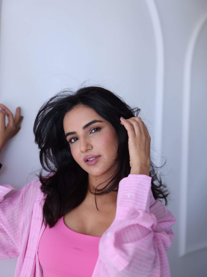 Jasmin Bhasin stuns in a hot-pink athleisure look; Aly Goni calls her ‘ooh pretty.’ 994633